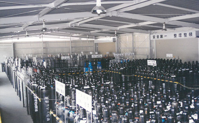 画像:酸素ガスのボンベが並んでいる写真